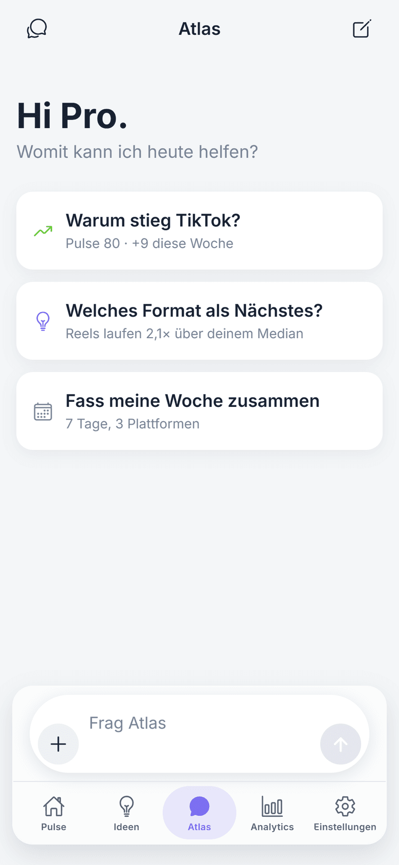 Tab Assistent: Begrüßung, drei Kontext-Karten und das Eingabe-Dock am unteren Rand